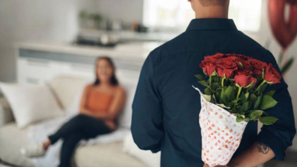 Cum îți dai seama că este interesat de tine, în funcție de zodie. Acele mici „scăpări” care îl dau de gol