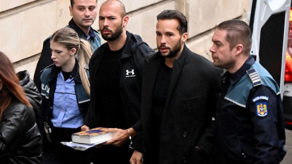 Frații Tate, trimiși în JUDECATĂ! Ei sunt acuzați de constituire a unui grup infracțional, trafic de persoane și viol