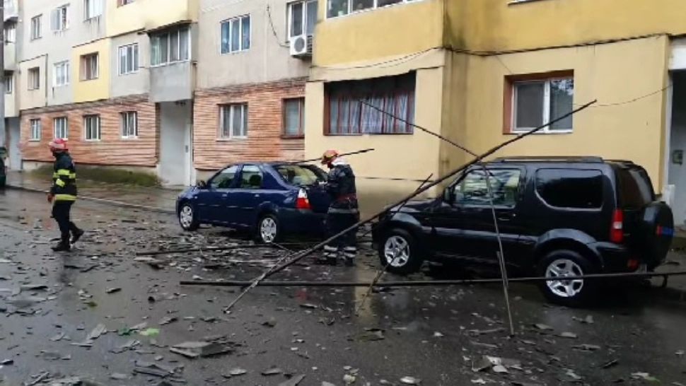 Prăpăd la Drobeta-Turnu Severin. Acoperișuri smulse de furtună și mașini avariate - VIDEO