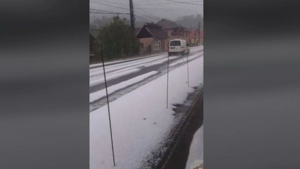 Inundații și grindină în mai multe județe - Străzi inundate după ploile torențiale - VIDEO