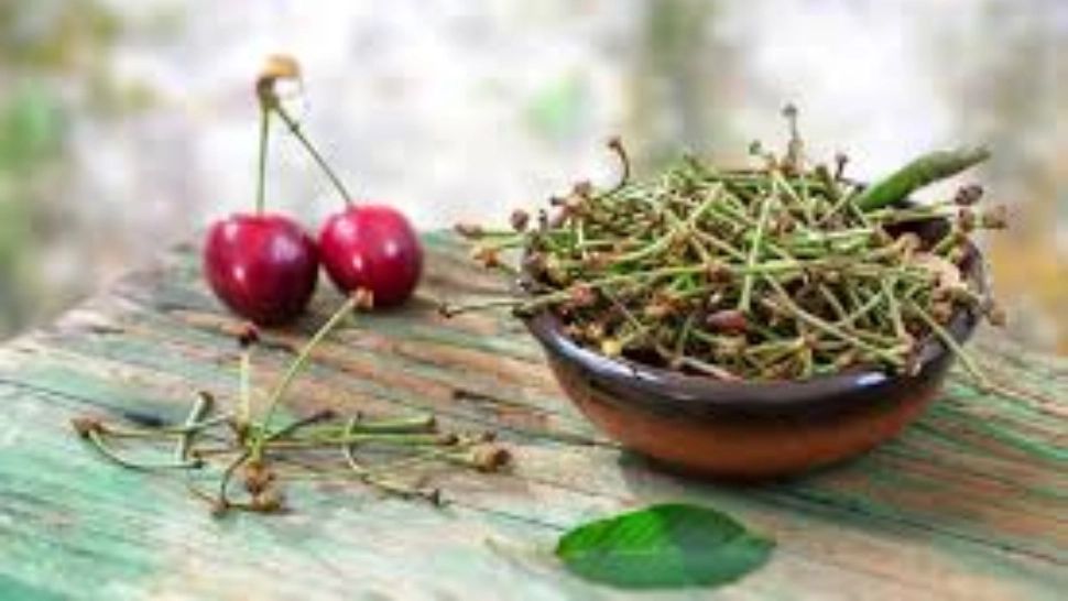 Ce putem face cu codițele de cireșe. Beneficiile de care nu știai