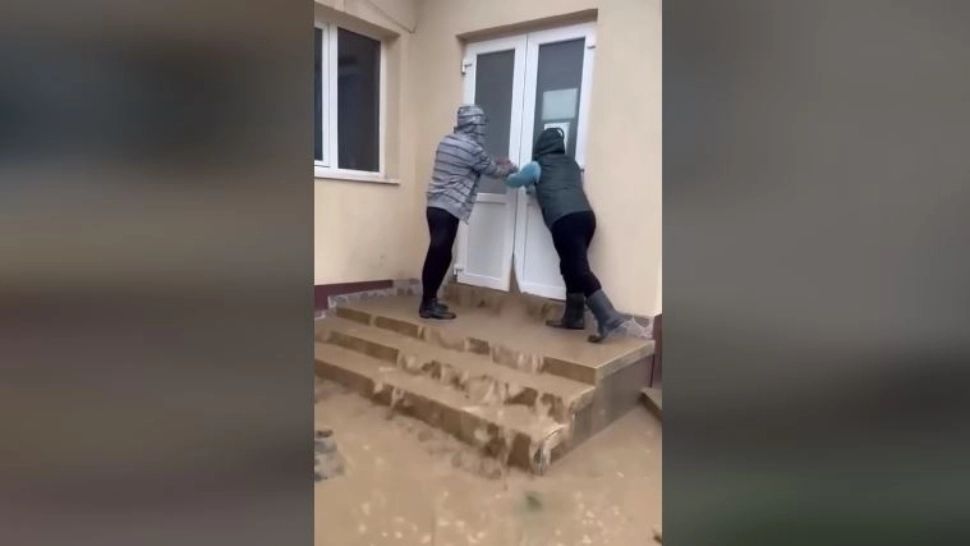 Dezastru lăsat în urma viiturilor - Imagini șocante, casă prăbușită, grădiniță inundată