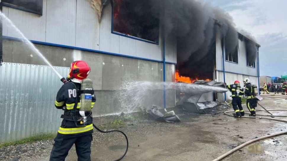 Incendiu uriaș la o hală de deșeuri din Sibiu - A fost emis mesaj RO-alert către populație