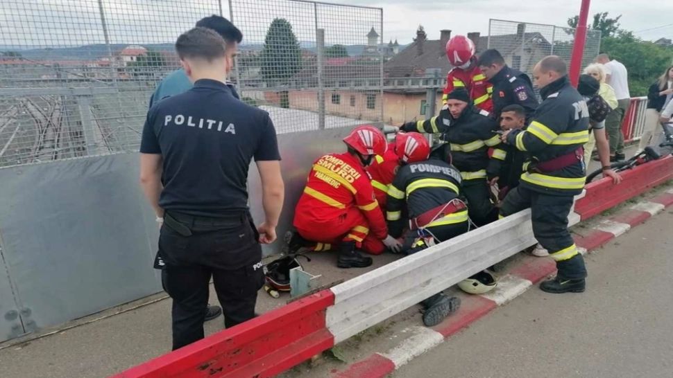 Alertă în Hunedoara! Un tânăr care amenința că se aruncă pe calea ferată, salvat după o intervenție în forță a polițiștilor