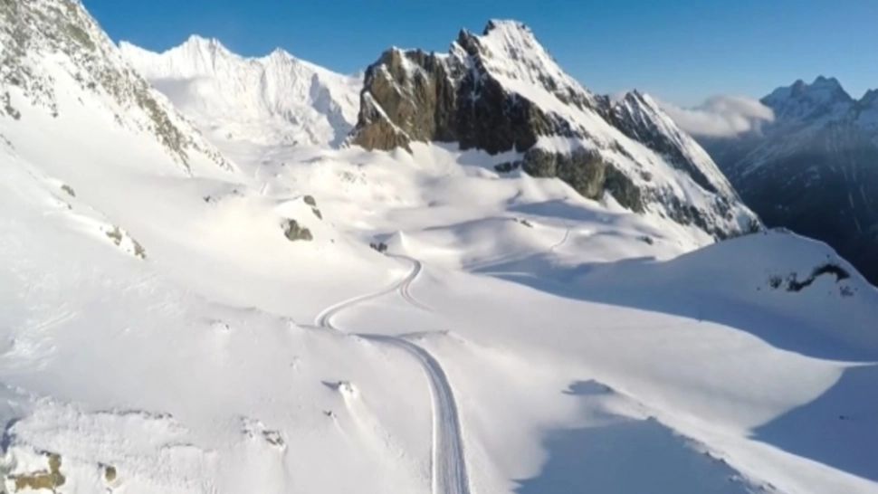 Un vârf de munte s-a prăbușit la granița dintre Austria și Elveția! VIDEO cu căderea spectaculoasă a stâncilor