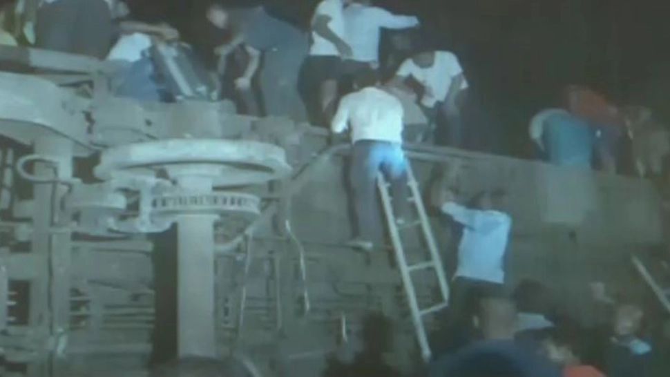 Carnagiu pe calea ferată. Un tren de călători s-a ciocnit cu un marfar. Cel puțin 50 de oameni sunt morți, iar 500 sunt răniți