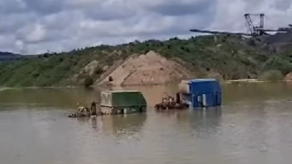 Condiții ca-n Evul Mediu pentru minerii de la CE Oltenia. Când plouă, stau în nămol până la brâu și sunt plimbați cu barca