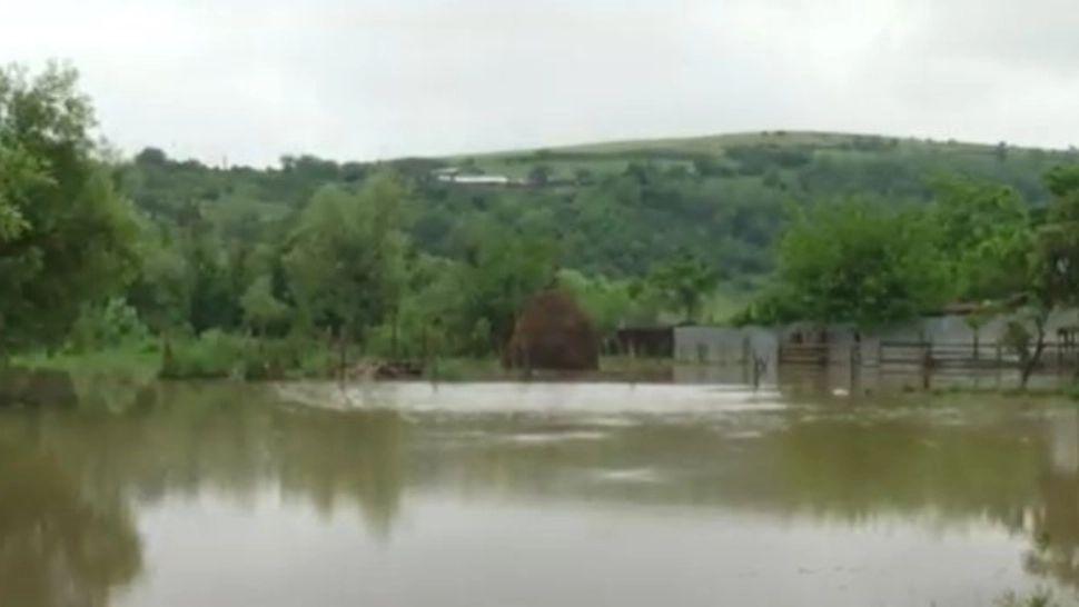 Cod portocaliu de INUNDAȚII pentru două județe din Moldova, valabil până luni noapte. Cod galben pentru judeţul Alba