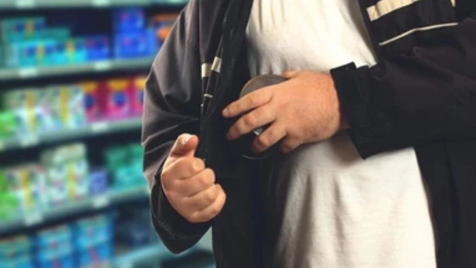 Un român din Italia, salvat de la moarte de autorități. Bărbatul se tăiase grav... în timp ce jefuia un magazin 