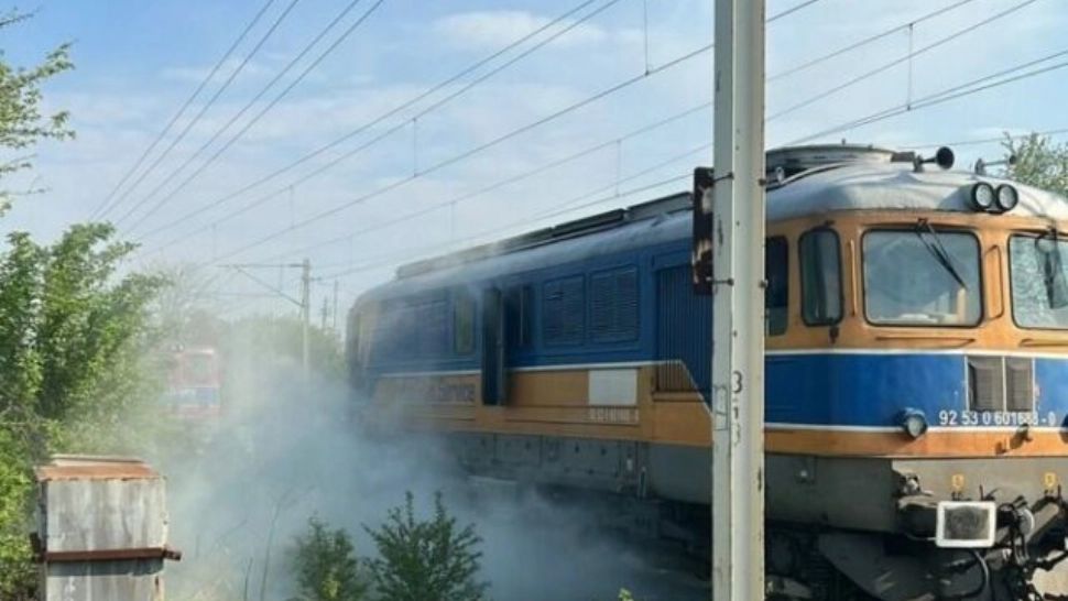Panică într-un tren regio București - Ploiești. Locomotiva a luat foc în gară, intervin pompierii