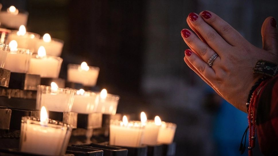 Misterioasa rugăciune a lumânărilor aprinse. Aduce adevărate miracole în viața ta