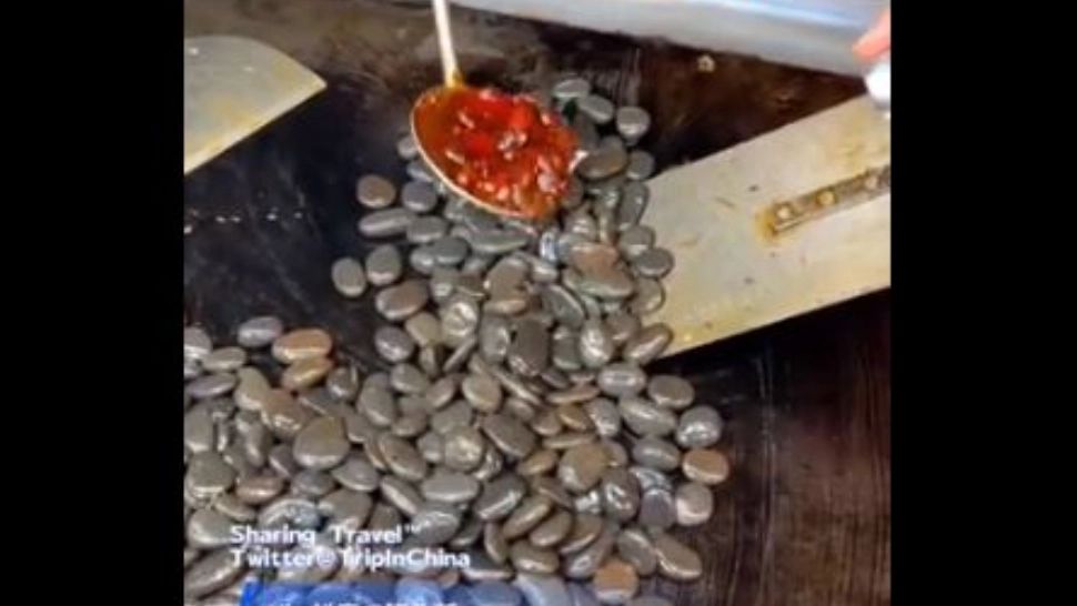 Un nou fel de mâncare face furori pe internet: "Suge și aruncă" - Pietre prăjite - Cât costă o porție