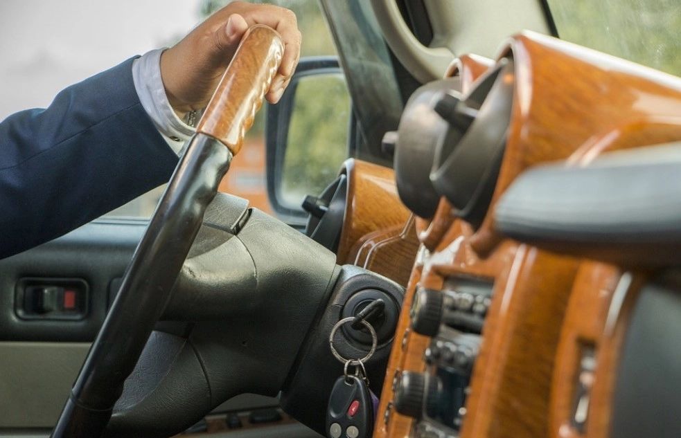 O nouă înșelătorie face victime printre șoferii români. Cum acționează tâlharii