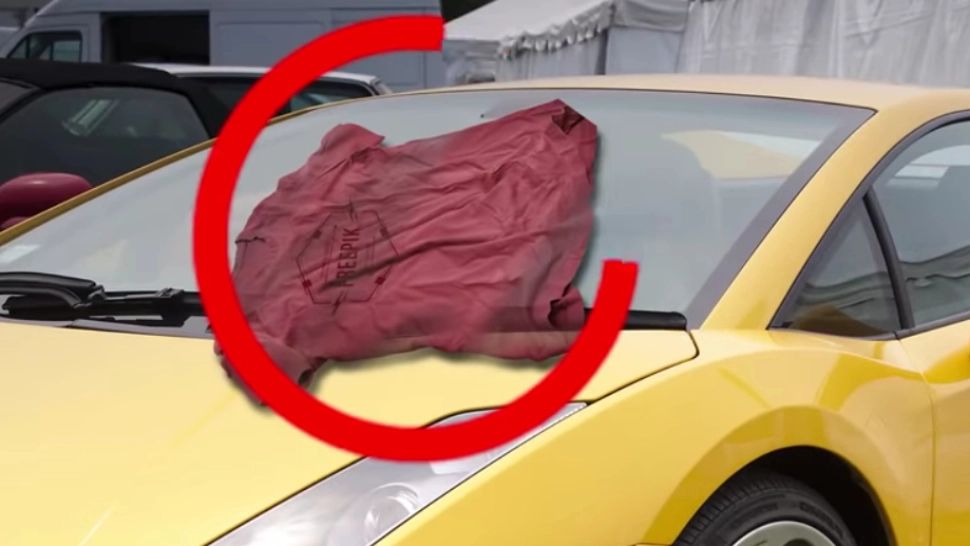 Metodele hoților devin din ce în ce mai sofisticate. Ce să faci când găsești un tricou prins de ștergătoarele mașinii?