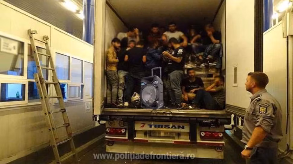 Descoperire șocantă în Vama Nădlac. Zeci de migranți, la un pas să moară sufocați, într-un TIR. Au fost chemate mai multe ambulanțe