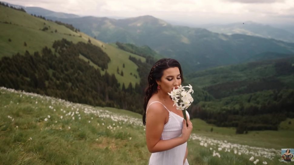 Scandal în Poiana Narciselor! Interpretă de muzică populară, amendată pentru că s-a filmat cu un buchet de flori, fără permisiune de la Romsilva