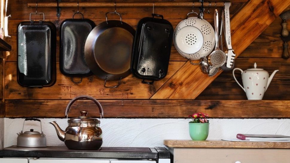 O nouă înșelătorie face victime pe bandă rulantă: metoda cu oale. Detaliul care i-a alertat pe polițiști