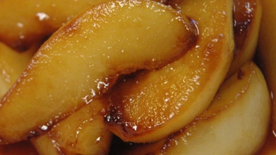 Chec cu pere caramelizate și nuci, un desert delicios - Rețeta cu secretul pe care nu îl știe multă lume