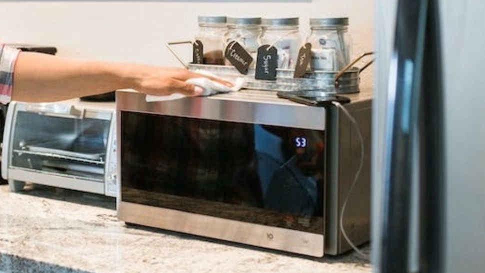 Funcția cuptorului cu microunde care îți poate dubla factura la curent. La ce să nu apelezi, ca să nu rămâi cu gaură în buget 