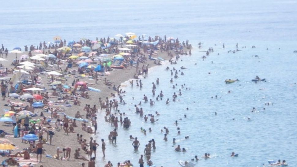 Cel mai aglomerat weekend pe Litoal. Peste 100.000 de turiști sunt la malul Mării Negre