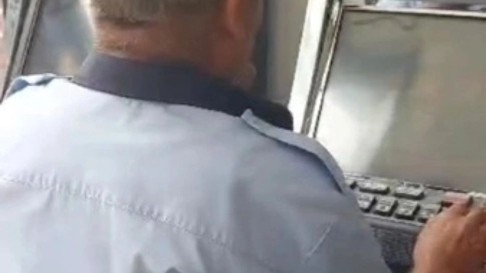 Scene incredibile. Polițist în uniformă prins când juca la păcănele