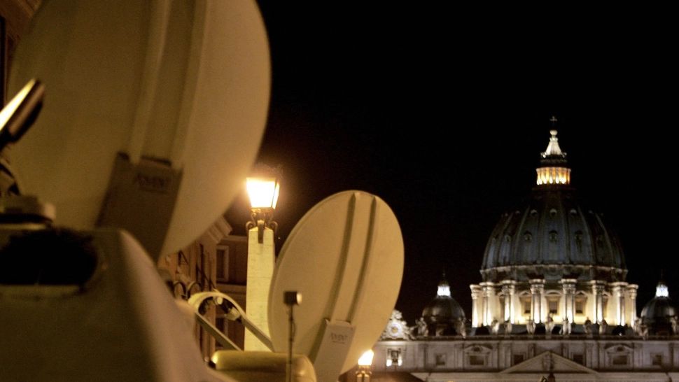 Vaticanul a trimis primul satelit în spațiu. Rugăciunea Papei poate fi acum auzită și pe alte planete