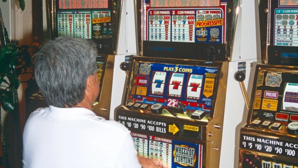 Cabinetele de psihiatrie, invadate de DEPENDENȚII de jocuri de noroc. Medic „Amanetează tot din casă”