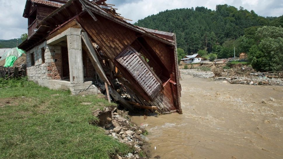 Cod Roșu de inundații, sunt lovite zonele unde furtunile și ploile au făcut deja prăpăd - HARTĂ