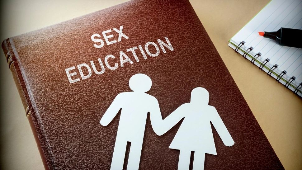 Copiii sunt învățați că oamenii se pot naște într-un corp greșit. Cum arată orele de educație sexuală în Marea Britanie