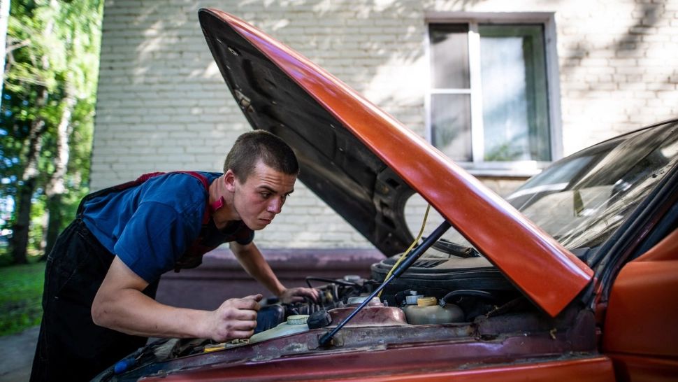 Bancuri cu ingineri. Cum repară un IT-ist o mașină care nu pornește?