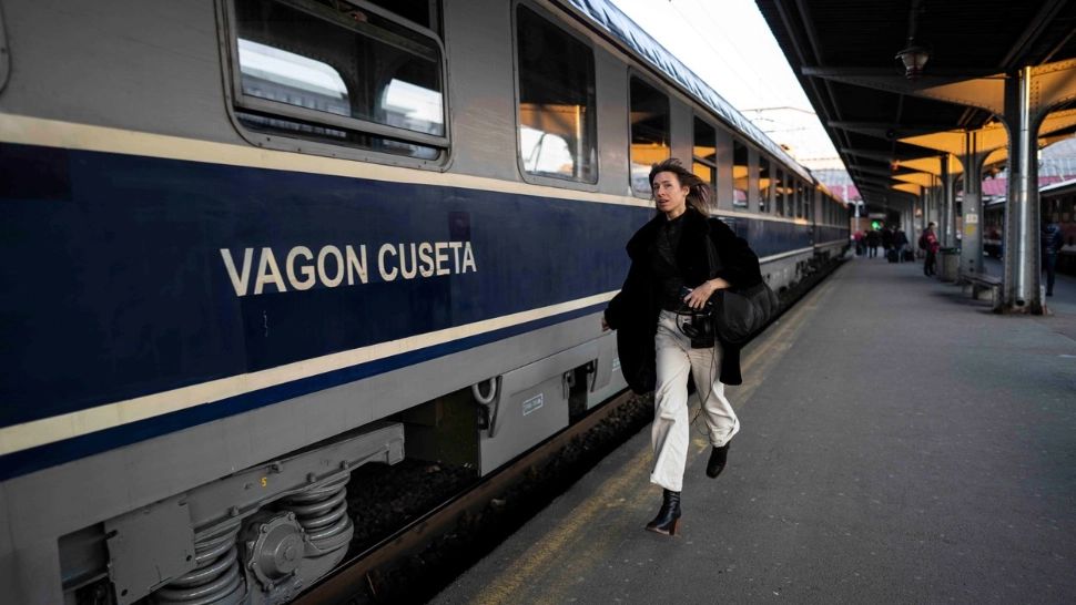 Avertizare CFR SA: Traficul feroviar, paralizat în Gara de Nord. Dorel a rupt pantograful în zona Podului Grant