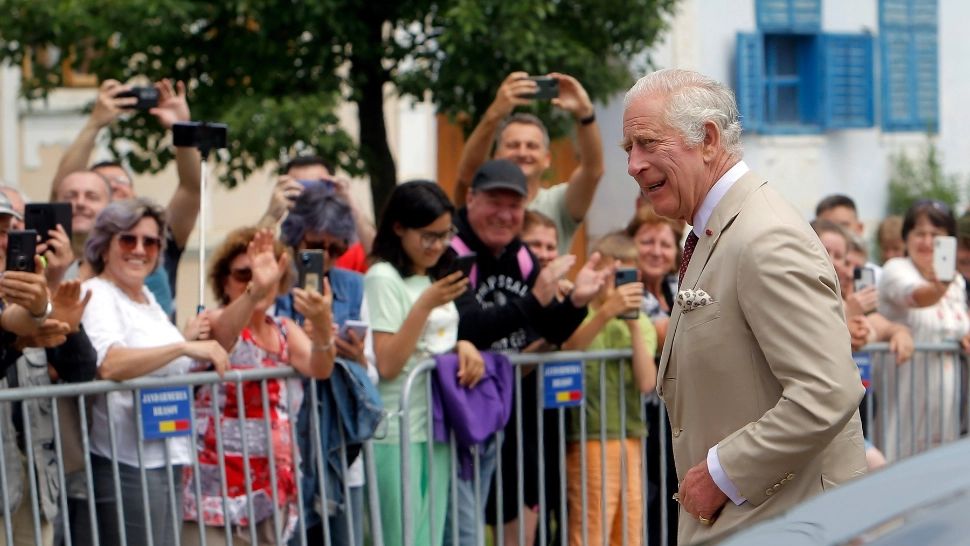 Peste 100 de săteni din Viscri s-au întâlnit cu Majestatea Sa, Regele Charles al III-lea al Marii Britanii. Galerie FOTO