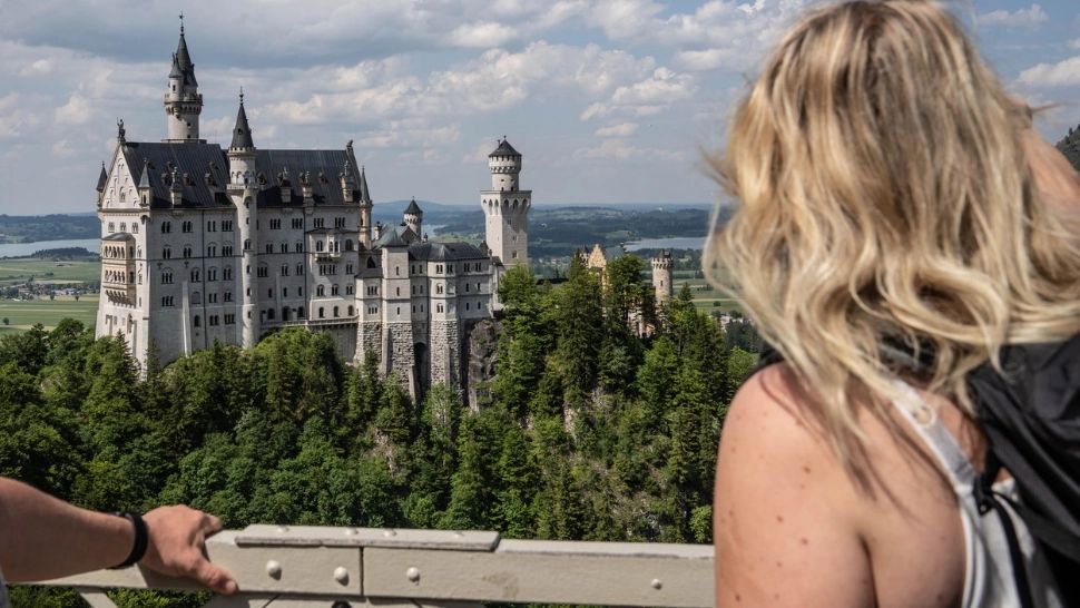 O turistă americană a MURIT după ce a fost împinsă de un bărbat într-o prăpastie, lângă un renumit castel din Germania! Vacanță cu final tragic