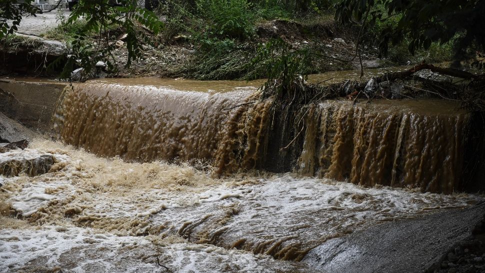 Inundații devastatoare în Grecia: orașul în care își petrec concediul sute de mii de români, sub ape - FOTO