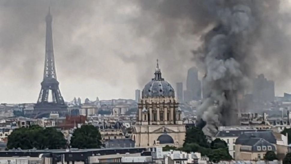 Incendiu de proporții în centrul Parisului. O clădire s-a prăbușit parțial, cel puțin 7 persoane în stare gravă- VIDEO/FOTO