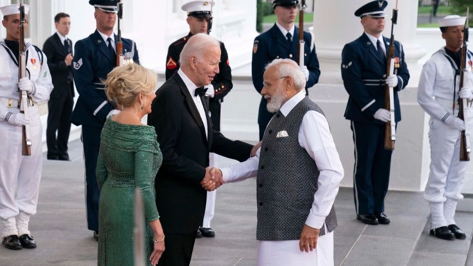 Joe Biden, serie de gafe MONUMENTALE. În loc să-și ia de mână soția, l-a luat pe premierul indian - VIDEO