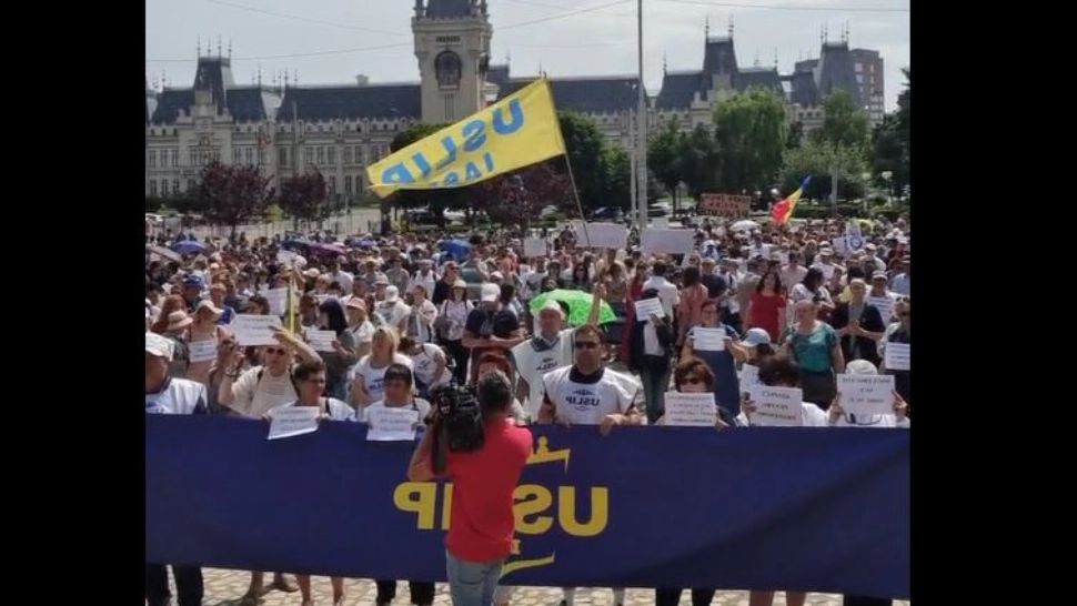 Noi proteste de stradă - Sute de profesori au scandat la Buzău și Iași