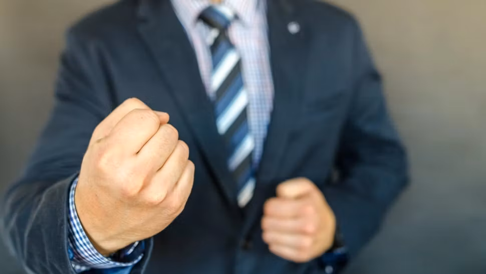 Un patron din Mehedinți și-a snopit angajata din bătaie după ce aceasta și-a dat demisia 