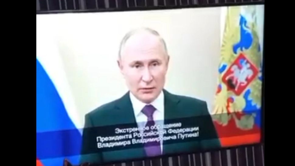 Un videoclip trucat cu Vladimir Putin care declară legea marțială și spune că Rusia este atacată a băgat spaima în ruși