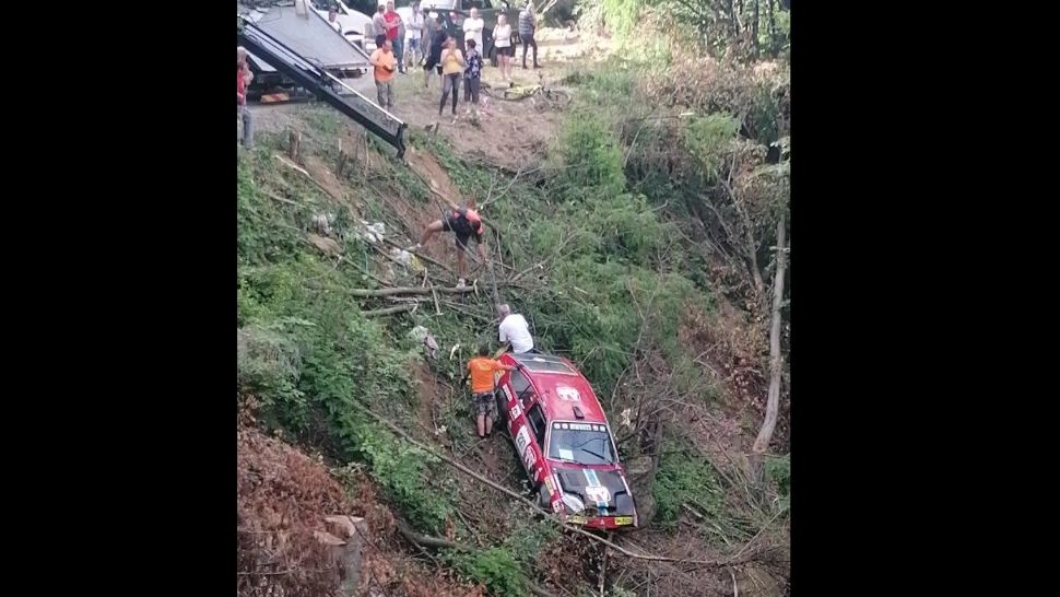 Val de accidente grave la Raliul Maramureșului. Video cu o mașină scoasă din râpă cu o rampă specială