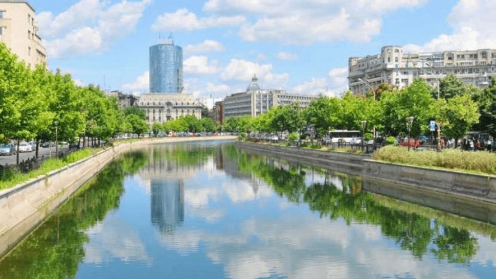 Un autoturism a căzut în râul Dâmbovița! Șoferul consumase băuturi alcoolice