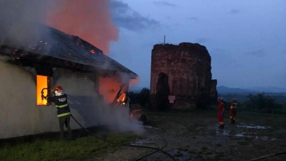 Mănăstire din județul Neamț în flăcări, după ce a fost lovită de trăsnet