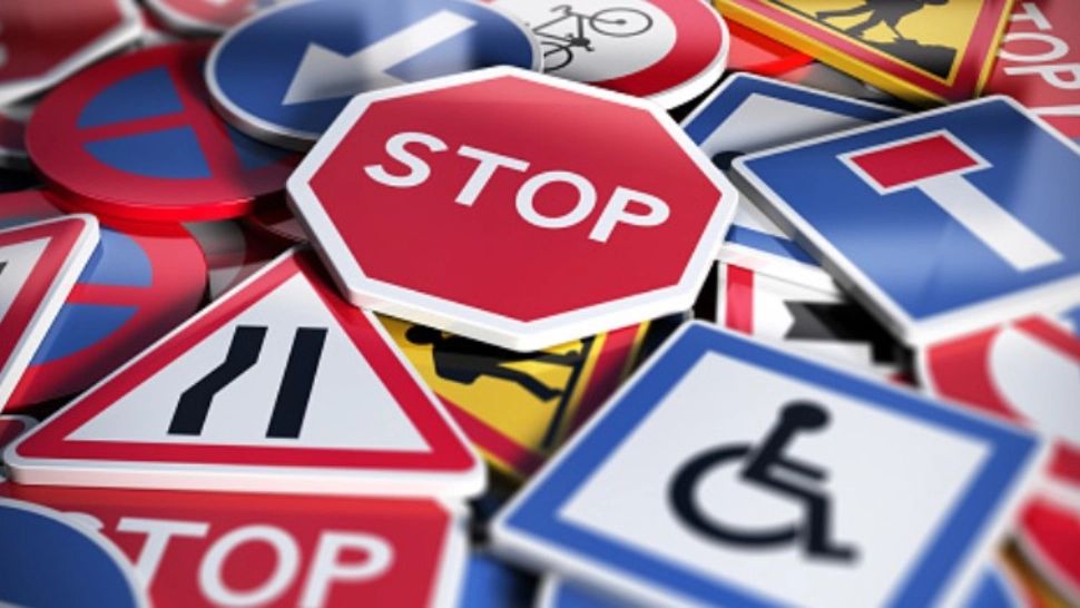 Indicatoare rutiere furate și folosite ca pari pentru vița-de-vie