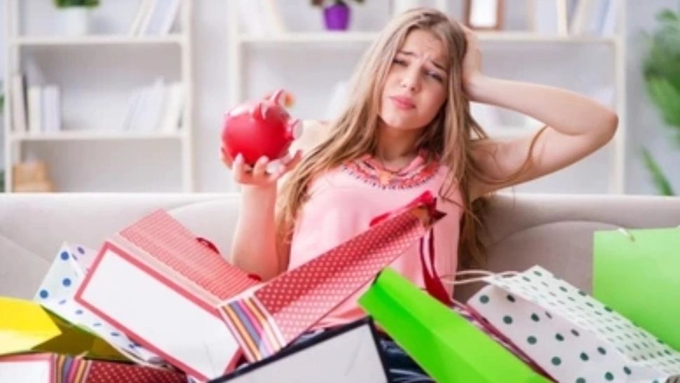 Obiceiurile zilnice care ne duc în sapă de lemn. Pe ce aruncăm banii fără să ne dăm seama și ce să facem pentru a nu ajunge cu portofelul gol în timp record