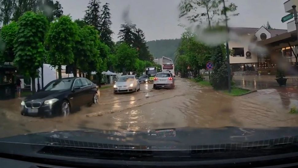Sinaia, sub ape. Inundațiile au făcut prăpăd în stațiunea de la Valea Prahovei VIDEO