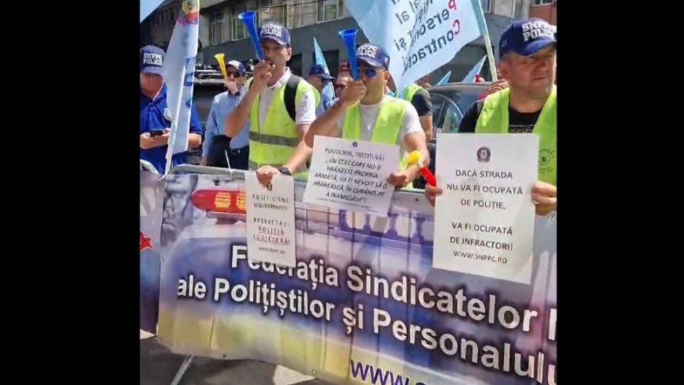 Polițiștii au ieșit în stradă. Se plâng de condițiile de muncă și salariile mici VIDEO