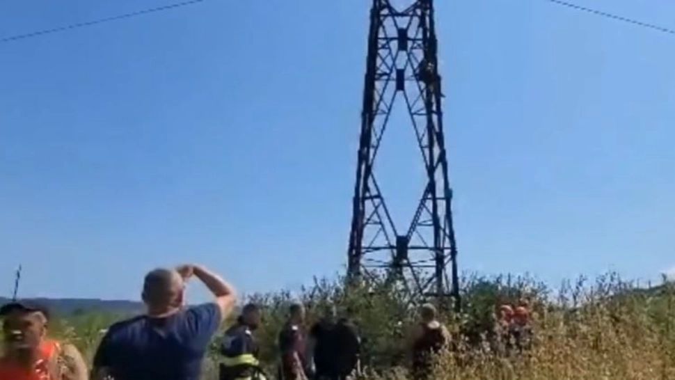 Mehedinți. Un bărbat amenință că se aruncă de pe un stâlp de 12 ore deoarece e supărat pentru că i-a plecat iubita în străinătate