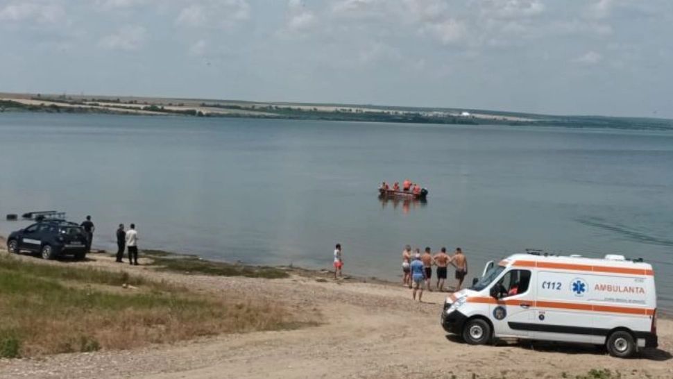 Misiune dramatică la Stânca - Costești. Un bărbat luat de ape, căutat de pompierii din 2 județe– VIDEO