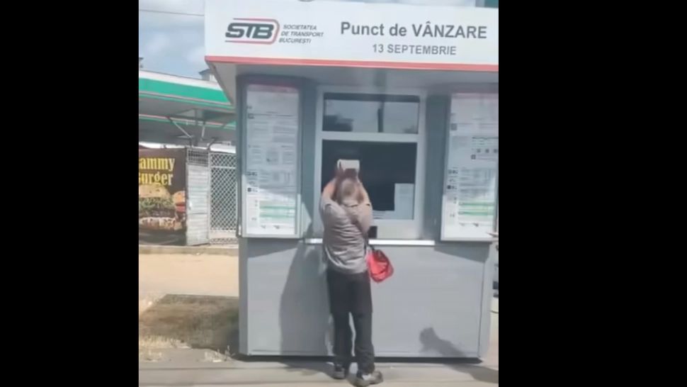 Un călător nemulțumit a avariat un punct de vânzare STB cu un bolovan. VIDEO cu momentul în care bărbatul lovește ghereta și amenință pe cine prinde în cale