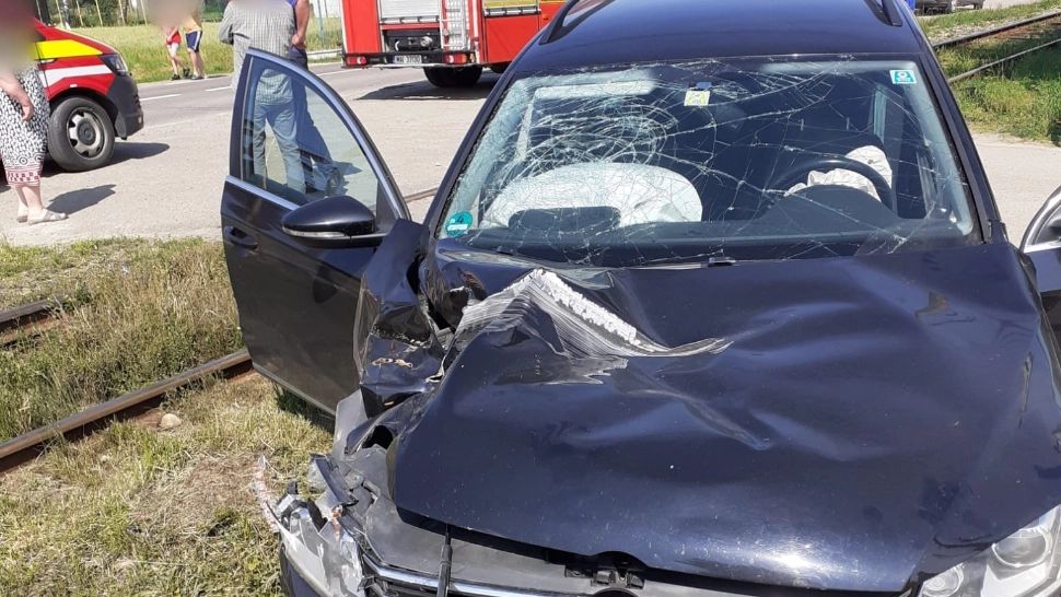 La un pas de TRAGEDIE! Mașină spulberată de tren pe calea ferată. Nicio persoană nu a fost rănită